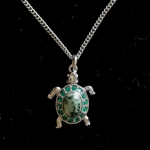 Ann Taylor Jewelry - ANN TAYLOR TURTLE PENDANT NECKLACE